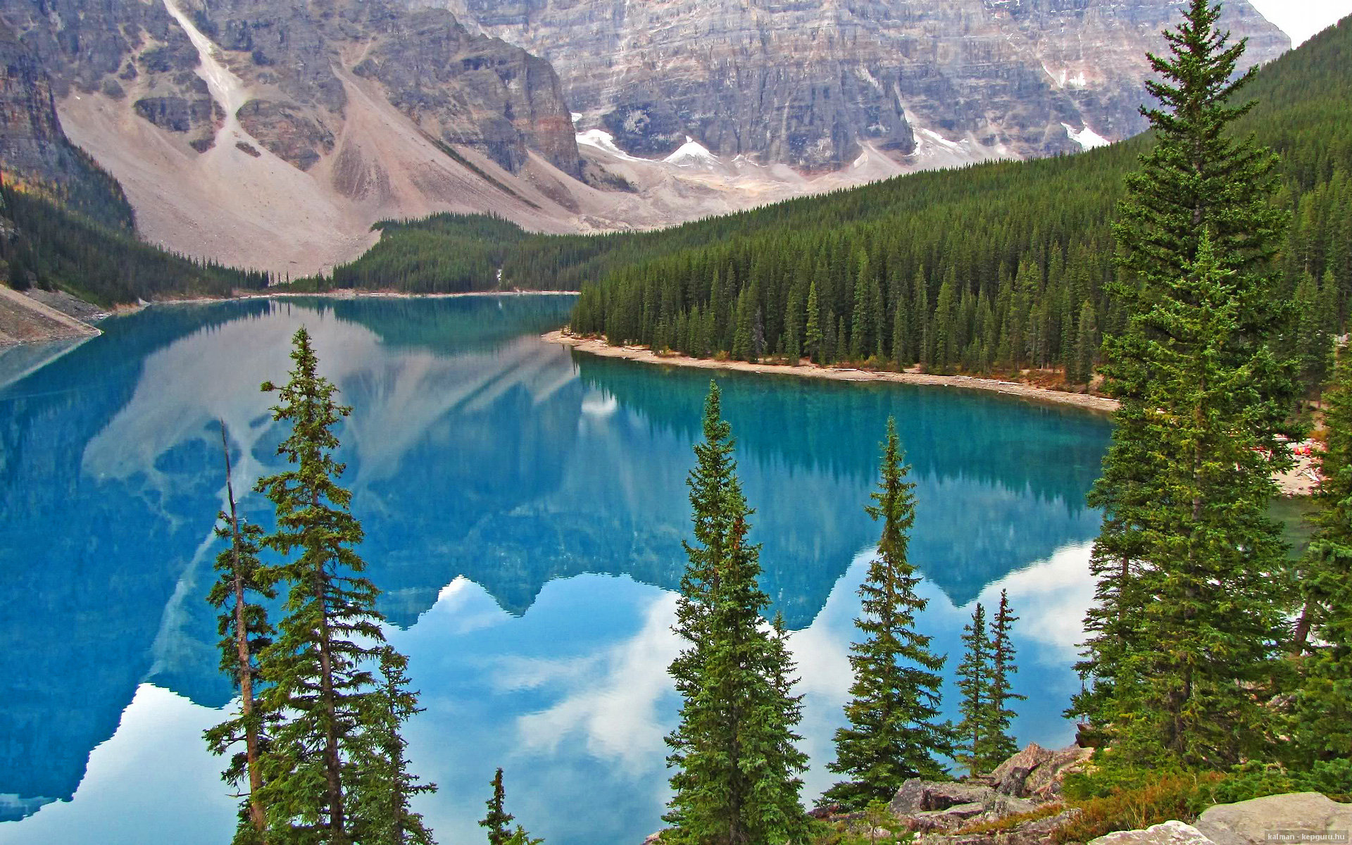 巴萨短传配合打破僵持场面，巴萨精彩配合